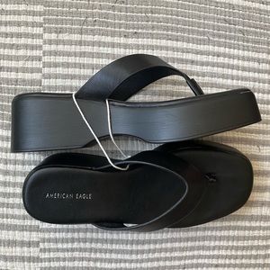 NWT American Eagle platform flip flops. Black. Size 8.